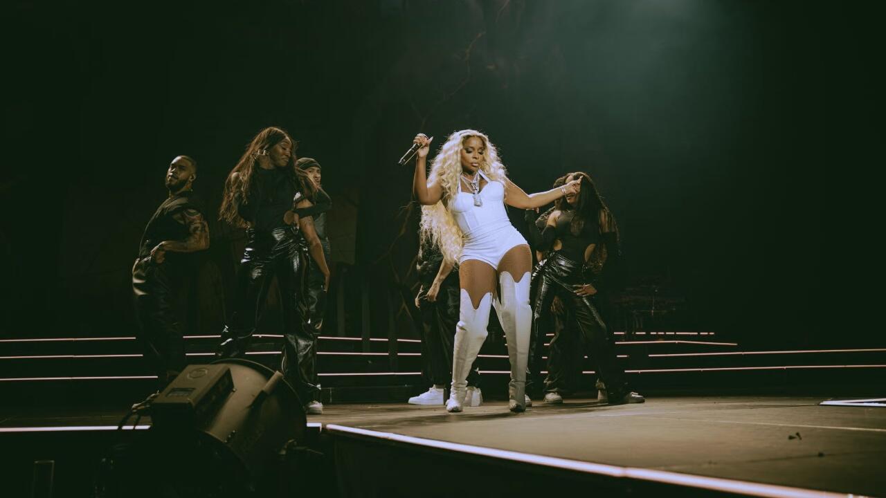 mary j blige stage