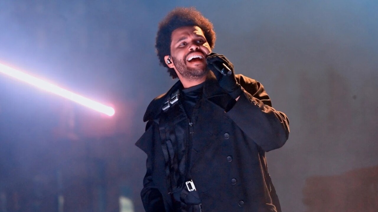 The Weeknd perde​u​ a voz e cancel​ou actuação 